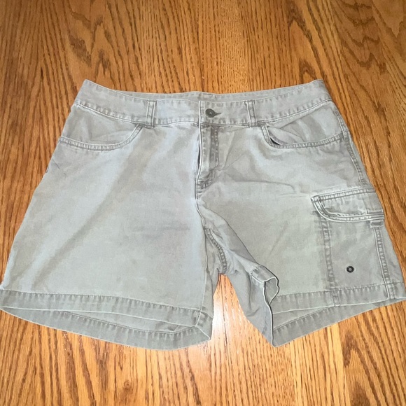 North Face cargo shorts size 12. Inseam-5”, Length-16”, Waist-16”. Gently worn. - Picture 1 of 3
